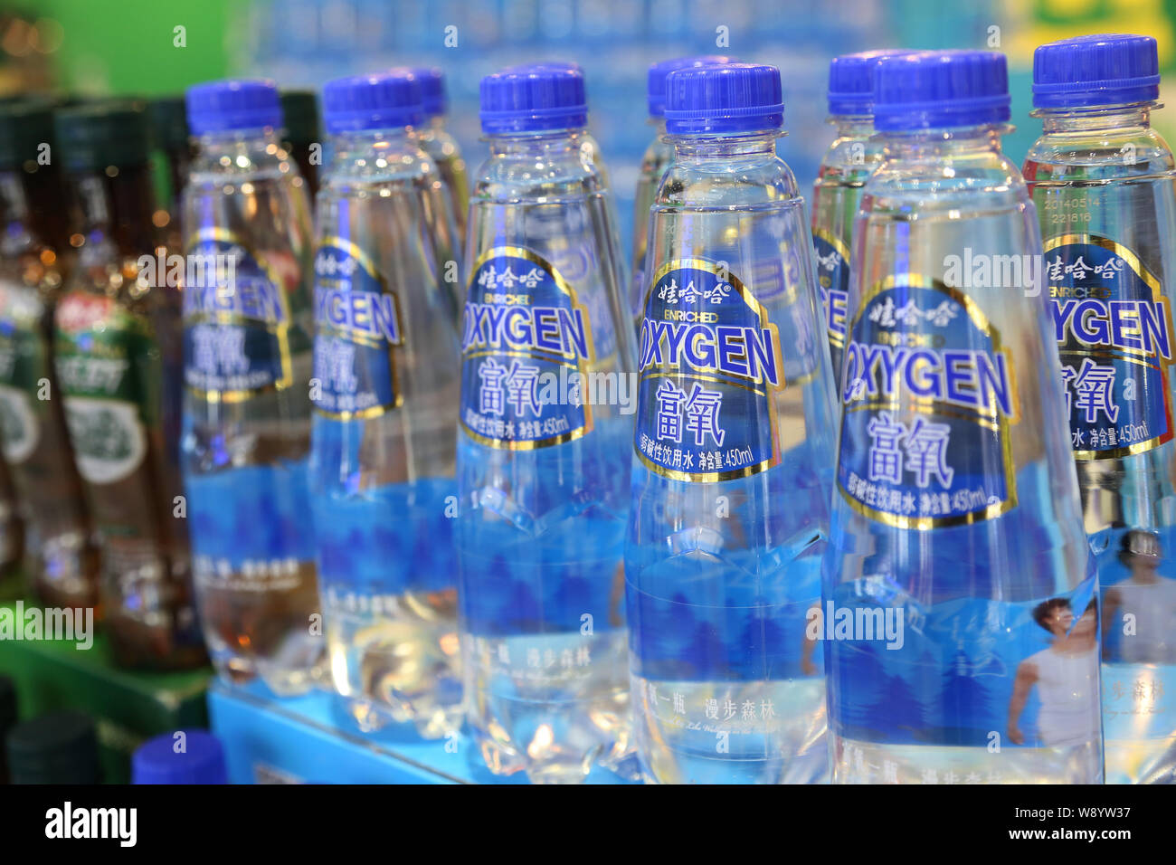 ------ Flaschen Wahaha Sauerstoff gereinigtes Wasser sind auf einer Messe in Shanghai, China, 16. November 2014 angezeigt. Fast ein Viertel der gereinigtes Trinkwasser Stockfoto