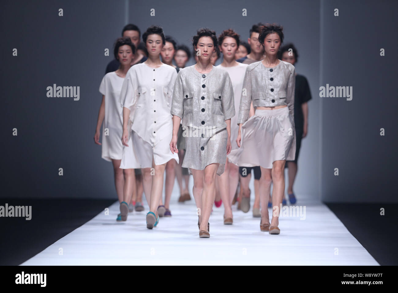 Modelle zeigen neue Kreationen, die mit dem Su. GuangYu & Crocs fashion show während der Shanghai Fashion Week Frühjahr/Sommer 2015 in Shanghai, China, 20. Oktober Stockfoto