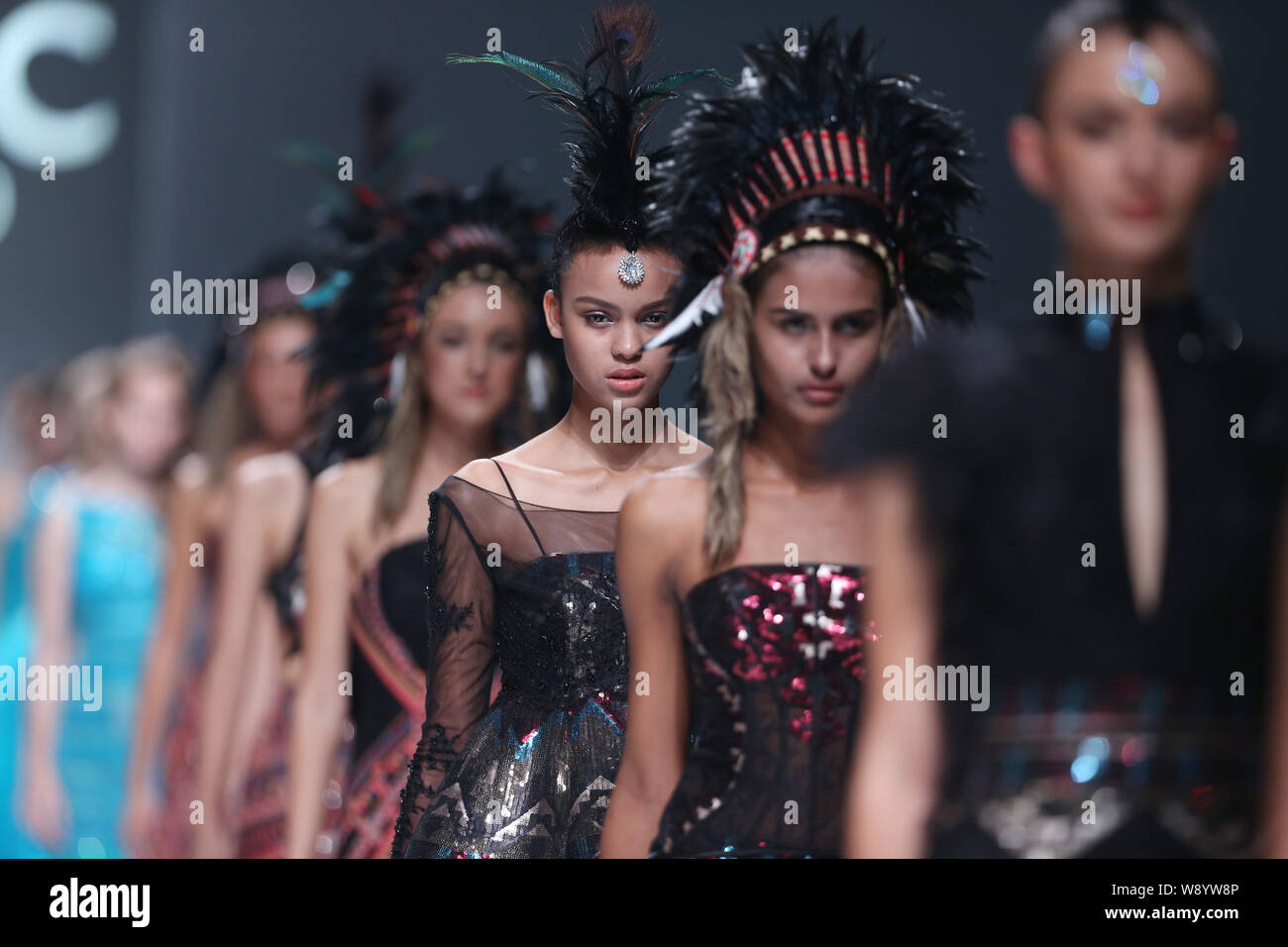 Modelle zeigen neue Kreationen auf der Modenschau von Disney Princess Collection von WTC während der Shanghai Fashion Week Frühjahr/Sommer 2015 in Shanghai. Stockfoto