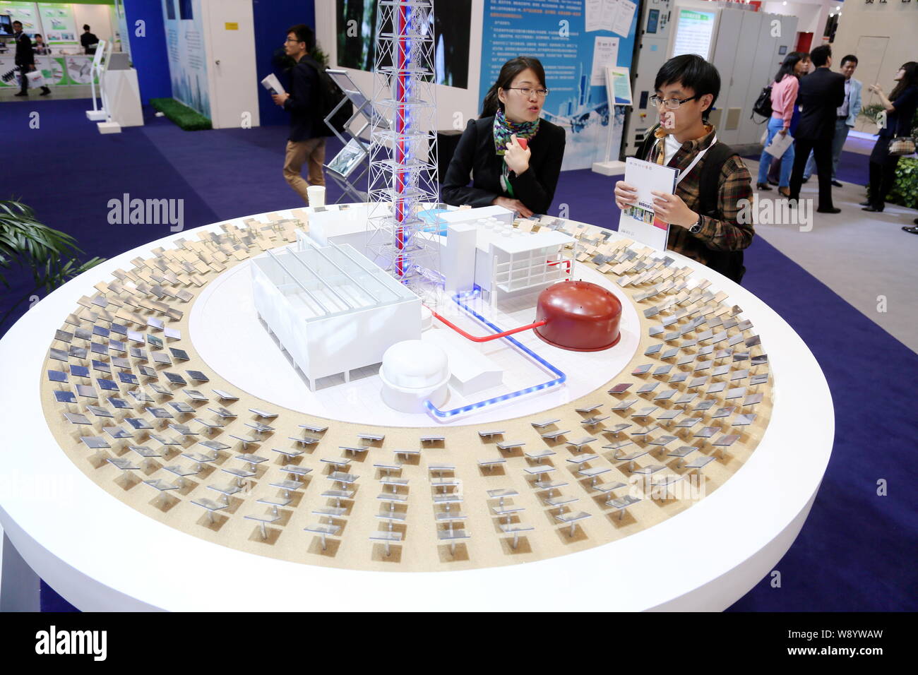 Ein Besucher schaut auf das Modell des Solarkraftwerks auf der China International Industry Fair 2014 in Shanghai, China, 4. November 2014. Th Stockfoto