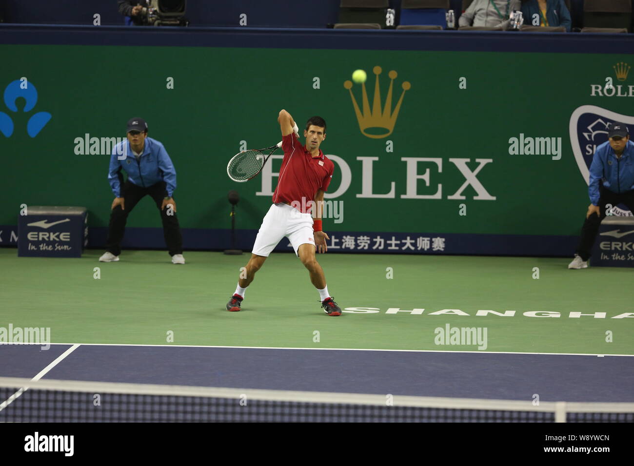 Novak Djokovic aus Serbien bereitet einen Schuß zu Roger Federer von der Schweiz im Halbfinale der Männer singles während der 2014 Shanghai Ro zurückzukehren Stockfoto