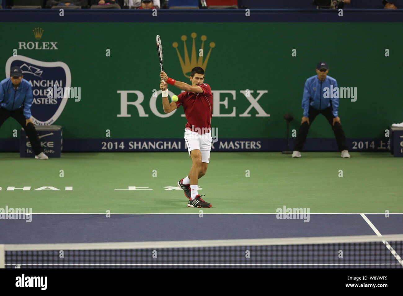 Novak Djokovic aus Serbien bereitet einen Schuß zu Roger Federer von der Schweiz im Halbfinale der Männer singles während der 2014 Shanghai Ro zurückzukehren Stockfoto