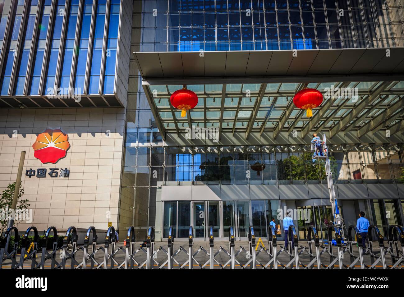------ Chinesische Arbeiter Auflegen rote Laternen am Hauptsitz der CNPC (China National Petroleum Corporation), die Muttergesellschaft von PetroC Stockfoto