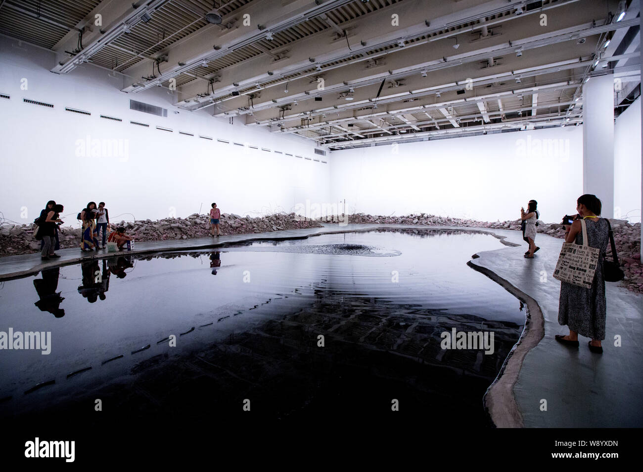 Das Artwork, Silent Tinte, eine Installation eines 250 Quadratmeter großen See aus der Galerie Stock mit 20.000 Liter Tinte schwarz gefüllt ausgegraben, die von Chin Stockfoto