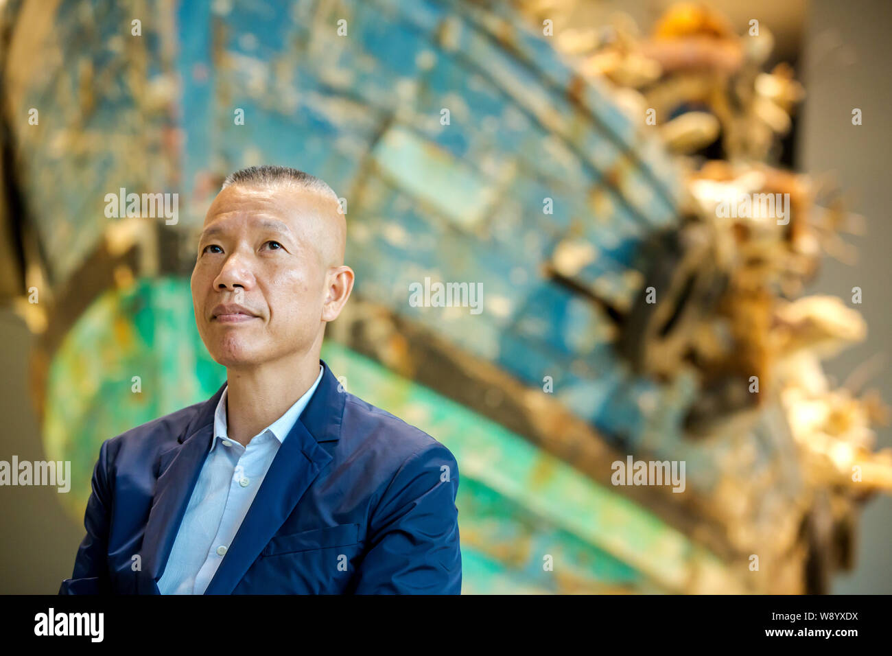 Der chinesische Künstler Cai Guoqiang wird dargestellt, während einer Pressekonferenz für die Öffnung der Cai Guqiang: Die neunte Welle Ausstellung im Kraftwerk von Ar Stockfoto