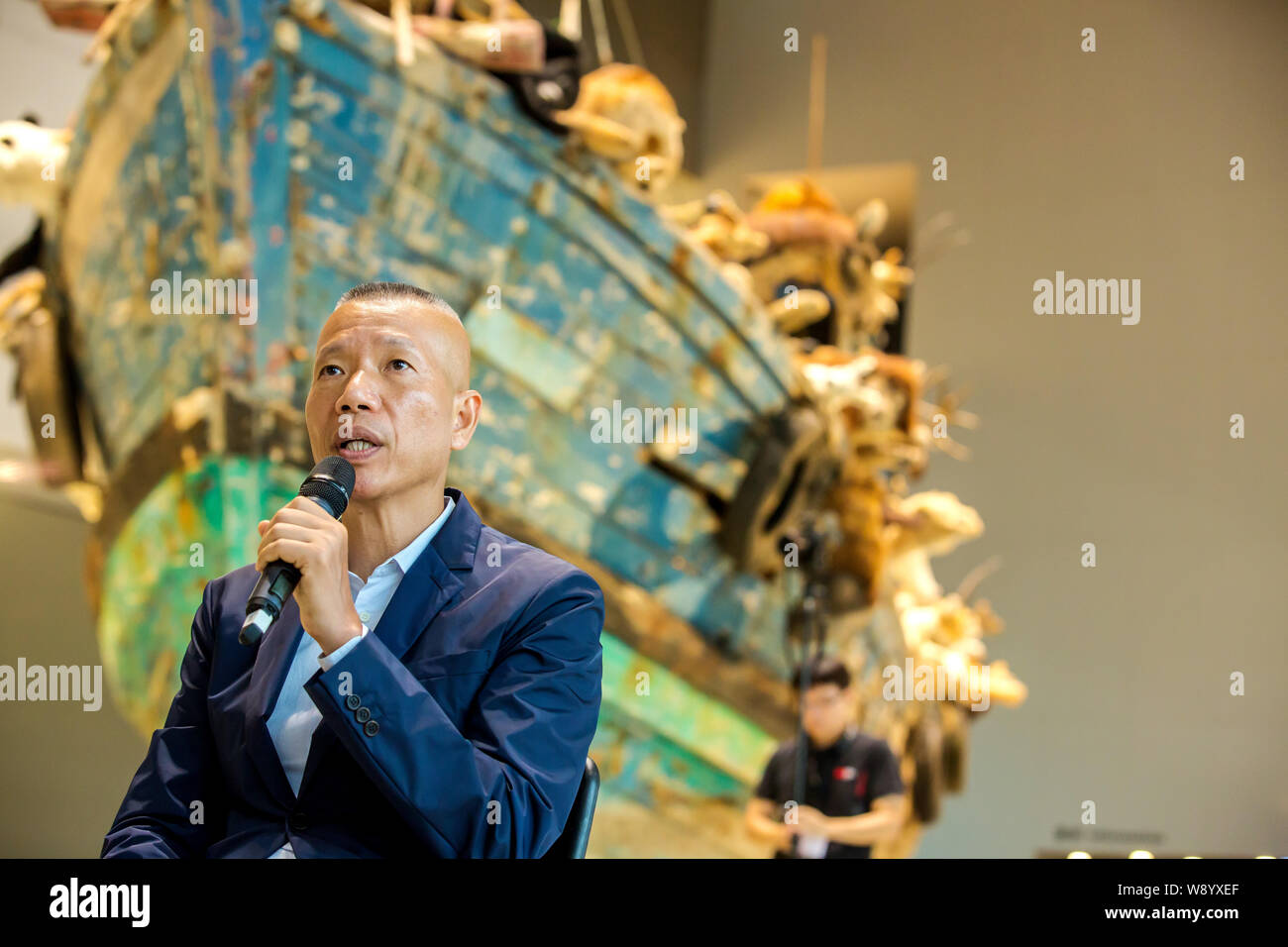 Der chinesische Künstler Cai Guoqiang spricht während einer Pressekonferenz für die Öffnung der Cai Guqiang: Die neunte Welle Ausstellung im Kraftwerk der Kunst in Stockfoto