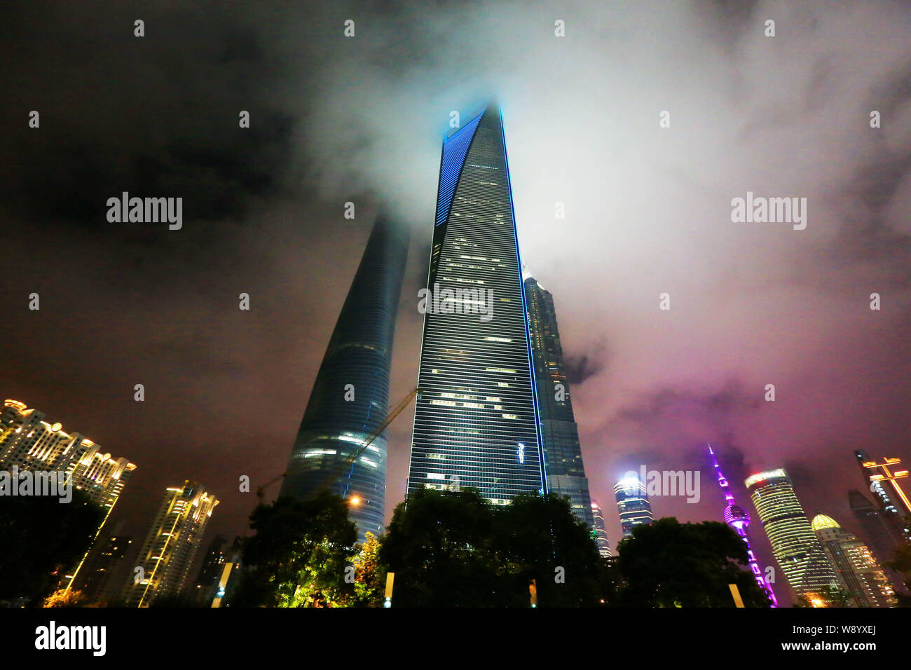 Nachtansicht der Shanghai Tower im Bau, dem höchsten Links, das Shanghai World Financial Center (Swfc), dem Höchsten, der Jinmao Tower, talle Stockfoto