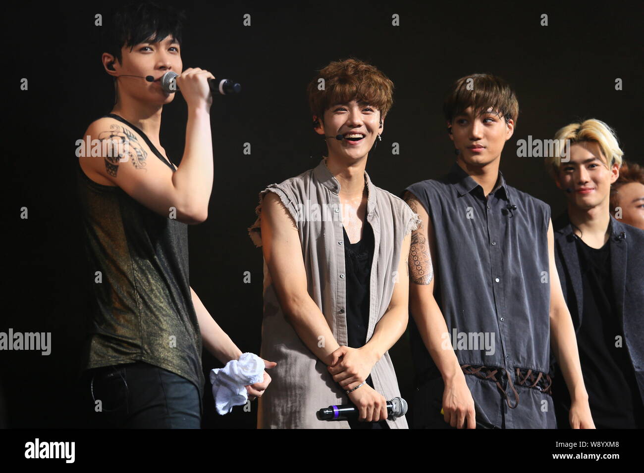 South Korean-Chinese K-pop Boy Group EXO auf dem Konzert ihrer World Tour führt, EXO von Exoplaneten: Der verlorene Planet, in Shanghai, China, 18. Juli Stockfoto