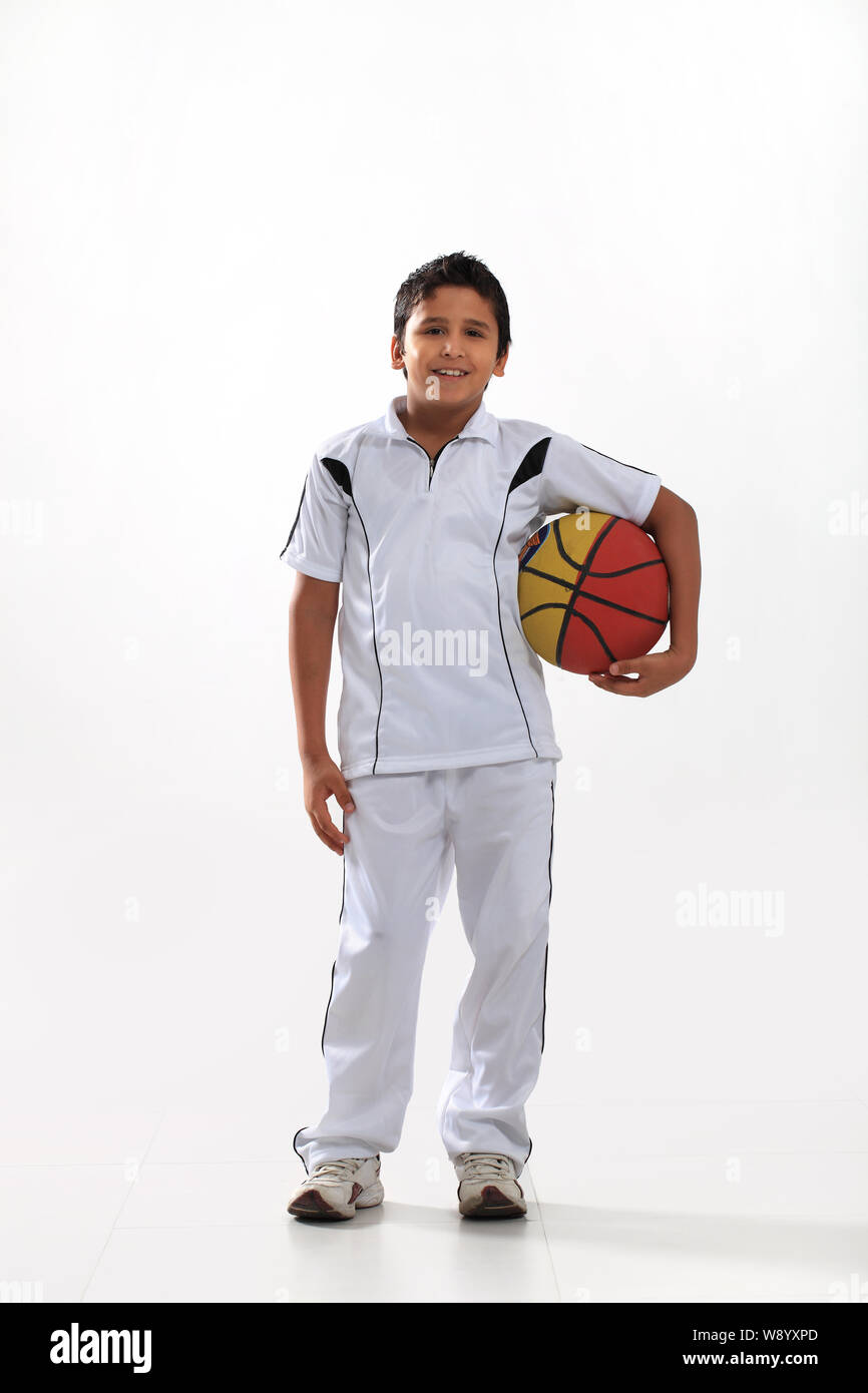 Junge mit seinem Basketball Stand Stockfoto