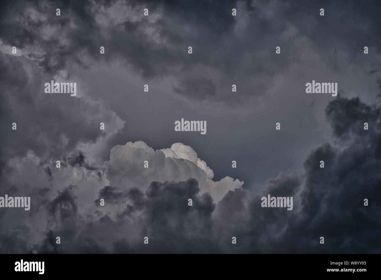 Dunkelgrau und Schwarz Düstere Regenwolken am Himmel, Sturm, Hurrikan. Spektakuläre Bild Stockfoto