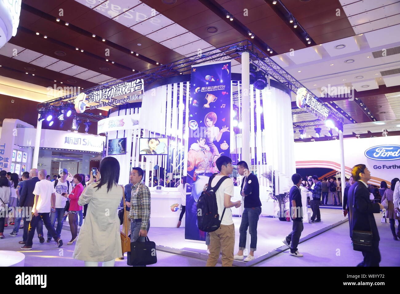 Menschen besuchen den Stand von Tencent Mobile Game Plattform während der 2014 Global Mobile Internet Conference (GMIC 2014) in Peking, China, 5. Mai 2014. Stockfoto