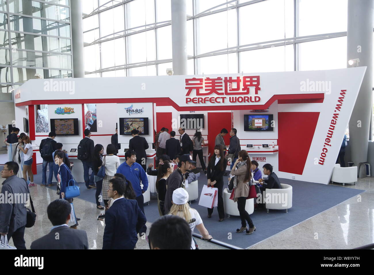 ---- Leute besuchen Sie den Stand von online game Operator perfekte Welt während der 2014 Global Mobile Internet Conference (GMIC 2014) in Peking, China, Stockfoto