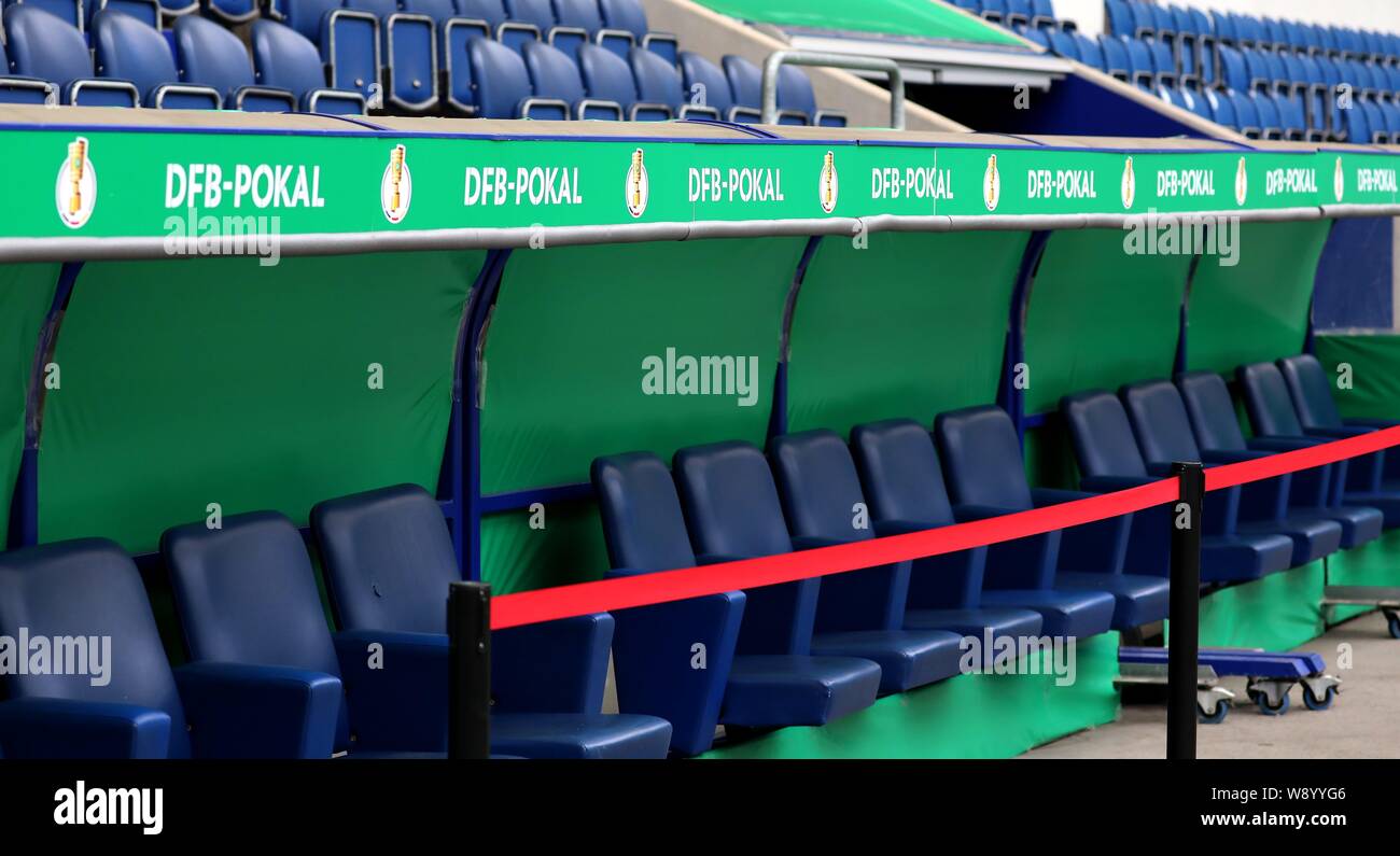 Duisburg, Deutschland. 11 Aug, 2019. firo: 11.08.2019 Fußball, 3.Liga, Saison 2019/2020, DFB-Pokal, MSV Duisburg - SpVgg Greuther FÃ rth Austausch Sitzbank mit DFB Pokal Logo. | Verwendung der weltweiten Kredit: dpa/Alamy leben Nachrichten Stockfoto