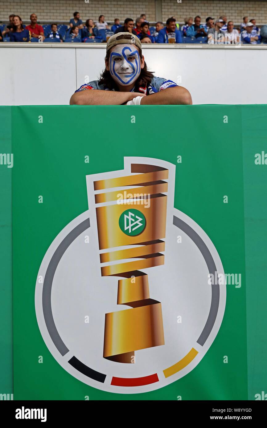 Duisburg, Deutschland. 11 Aug, 2019. firo: 11.08.2019 Fußball, 3.Liga, Saison 2019/2020, DFB-Pokal, MSV Duisburg - SpVgg Greuther FÃ'rth MSV fan Über den DFB-Pokal Logo | Verwendung der weltweiten Kredit: dpa/Alamy leben Nachrichten Stockfoto