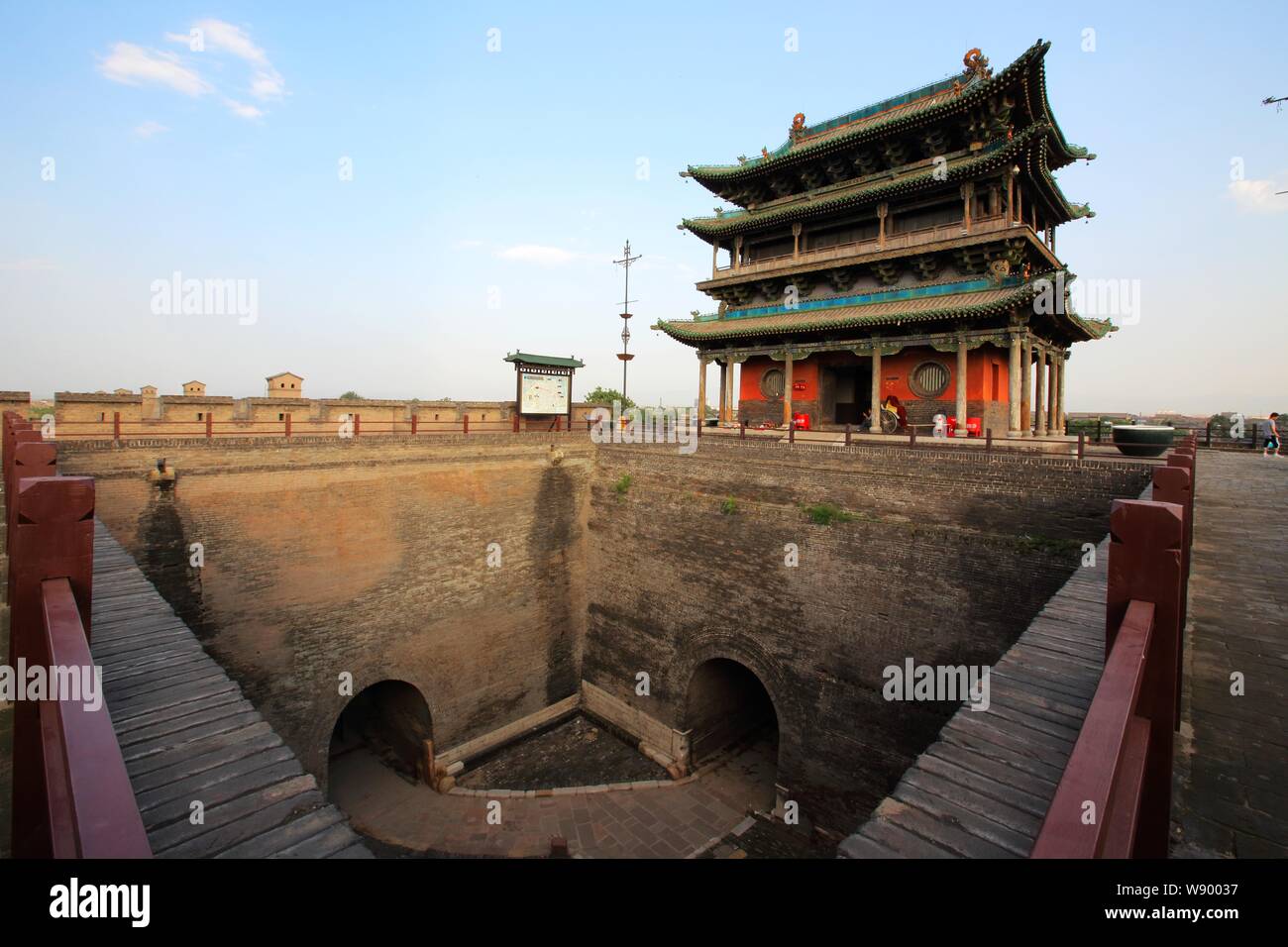 Blick auf die Stadt an der Wand und Torturm der antiken Stadt Ping Yao in Pingyao County, North China Provinz Shanxi, 12. Juli 2012. Stockfoto