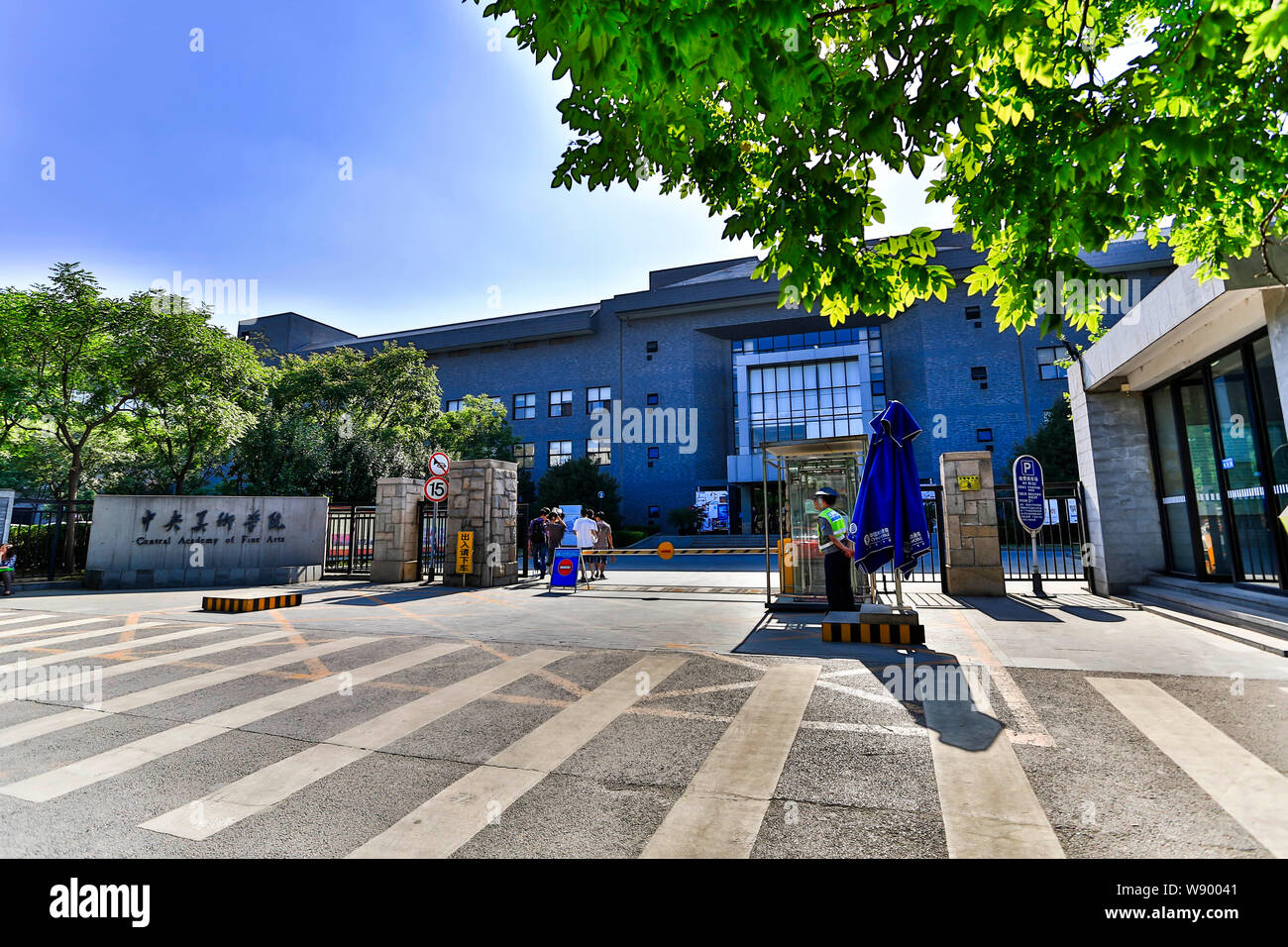 Blick auf das Tor der Zentralen Akademie der Bildenden Künste (CAFA) in Peking, China, 30. Mai 2013. Stockfoto