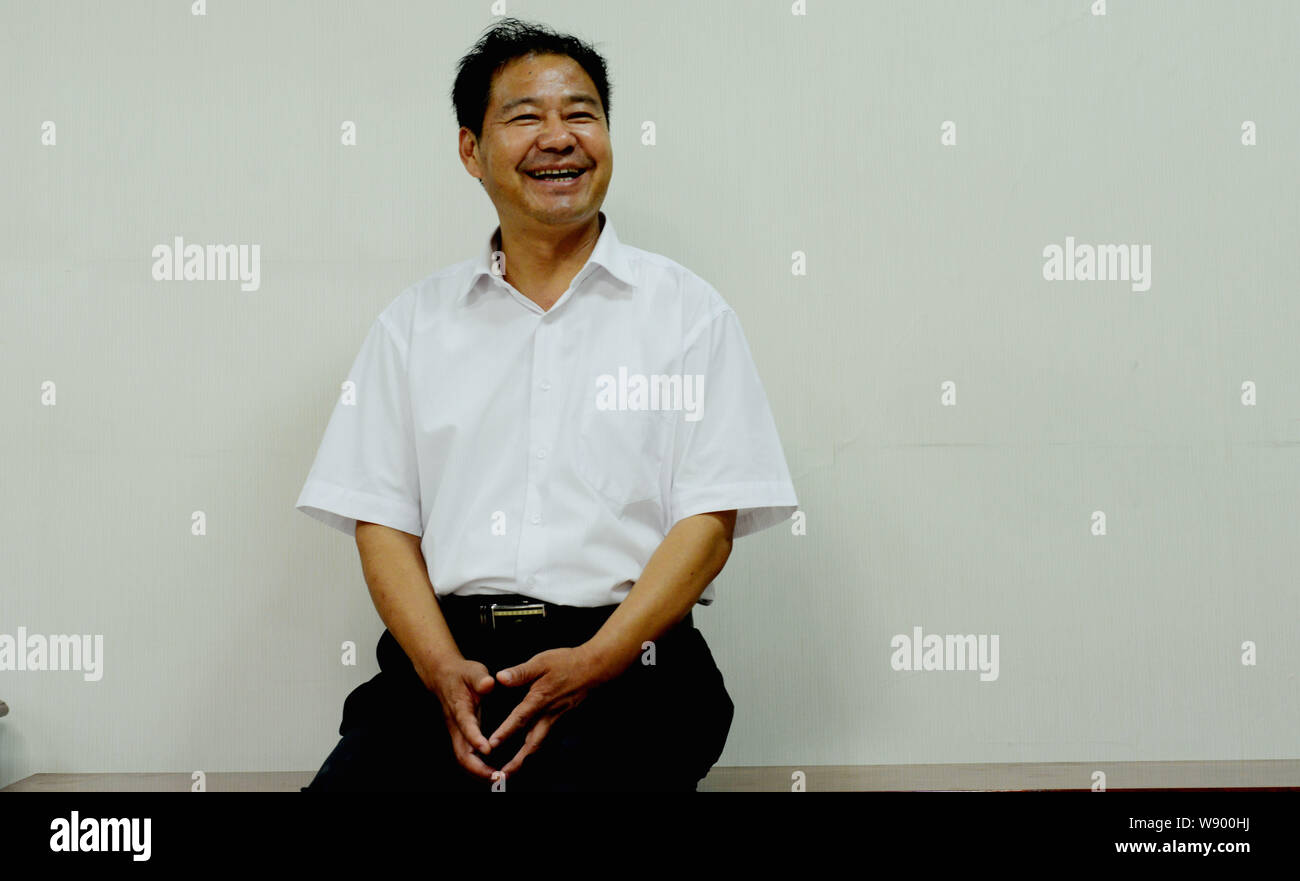 ---- Rong Lanxiang, Präsident von Shandong Lanxiang Berufsschule, lacht während eines Interviews in Lanxiang Berufsschule in Jinan City, East Stockfoto