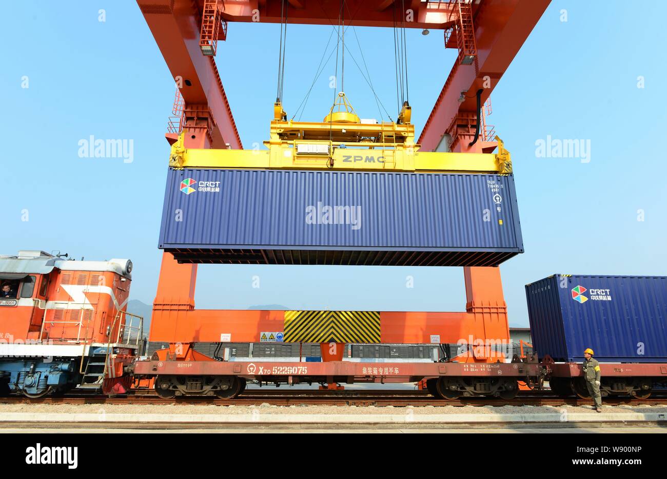 Die letzte Ladung Container wird auf die erste YXE international container Zug zwischen Istanbul und Madrid in einem Container terminal Reisen geladen Ich Stockfoto