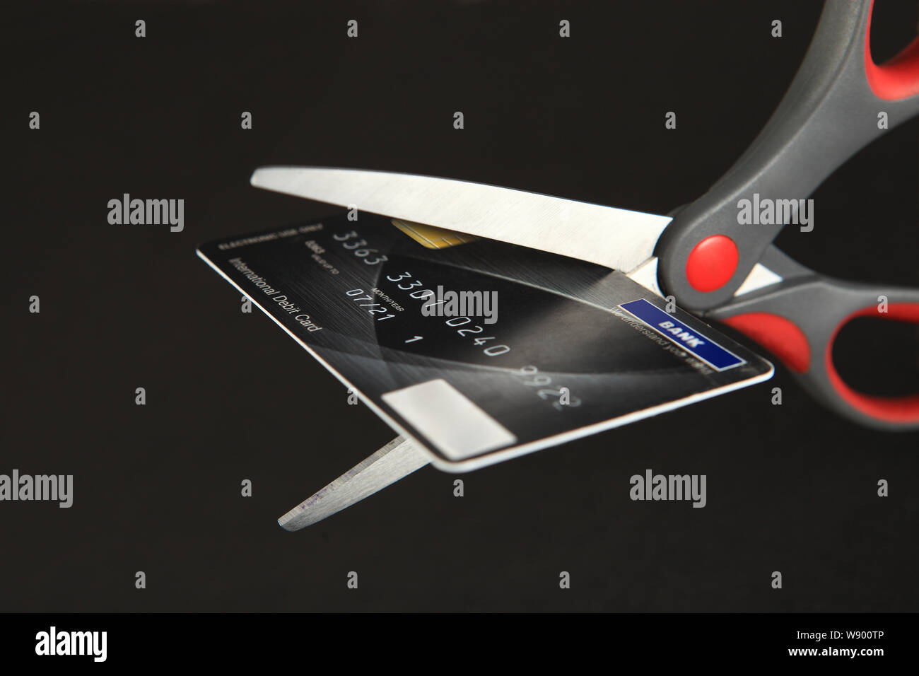 Schere schneiden Kreditkarte Stockfoto