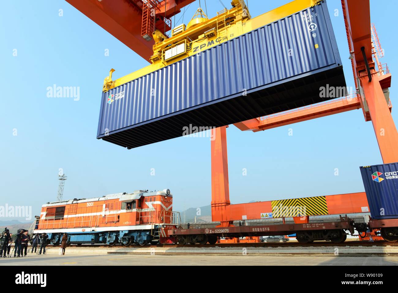 Die letzte Ladung Container wird auf die erste YXE international container Zug zwischen Istanbul und Madrid in einem Container terminal Reisen geladen Ich Stockfoto