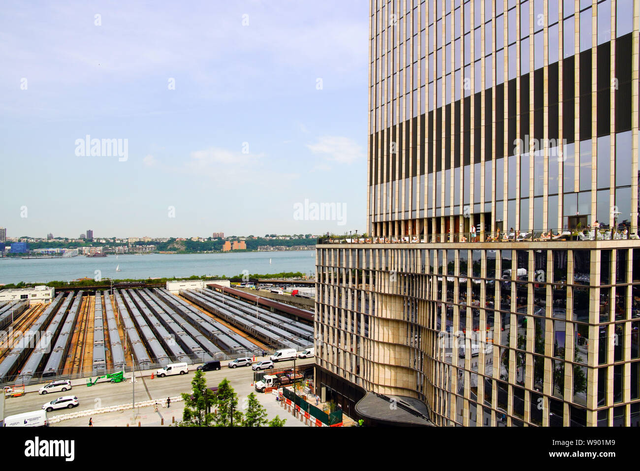 Luftaufnahme von Hudson Yards Zugdepot und Equinox Hotel vom Schiff, Hudson Yards, New York City, USA. Stockfoto