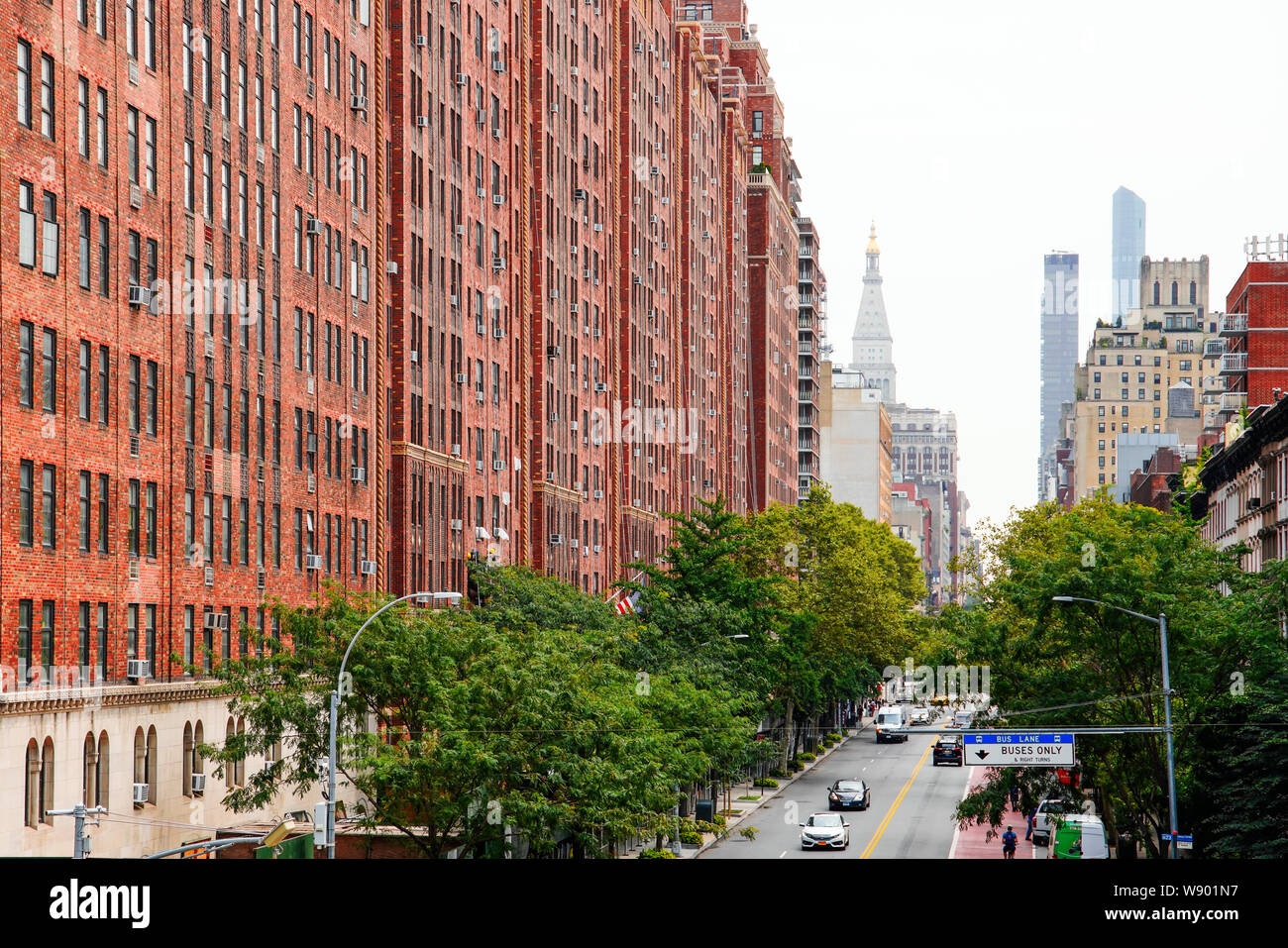 Blick von der High Line Park in Manhattan (Hudson Yards). Die High Line linear Park gebaut auf der Hochbahn Titel über dem 10. Ave in New York Cit Stockfoto