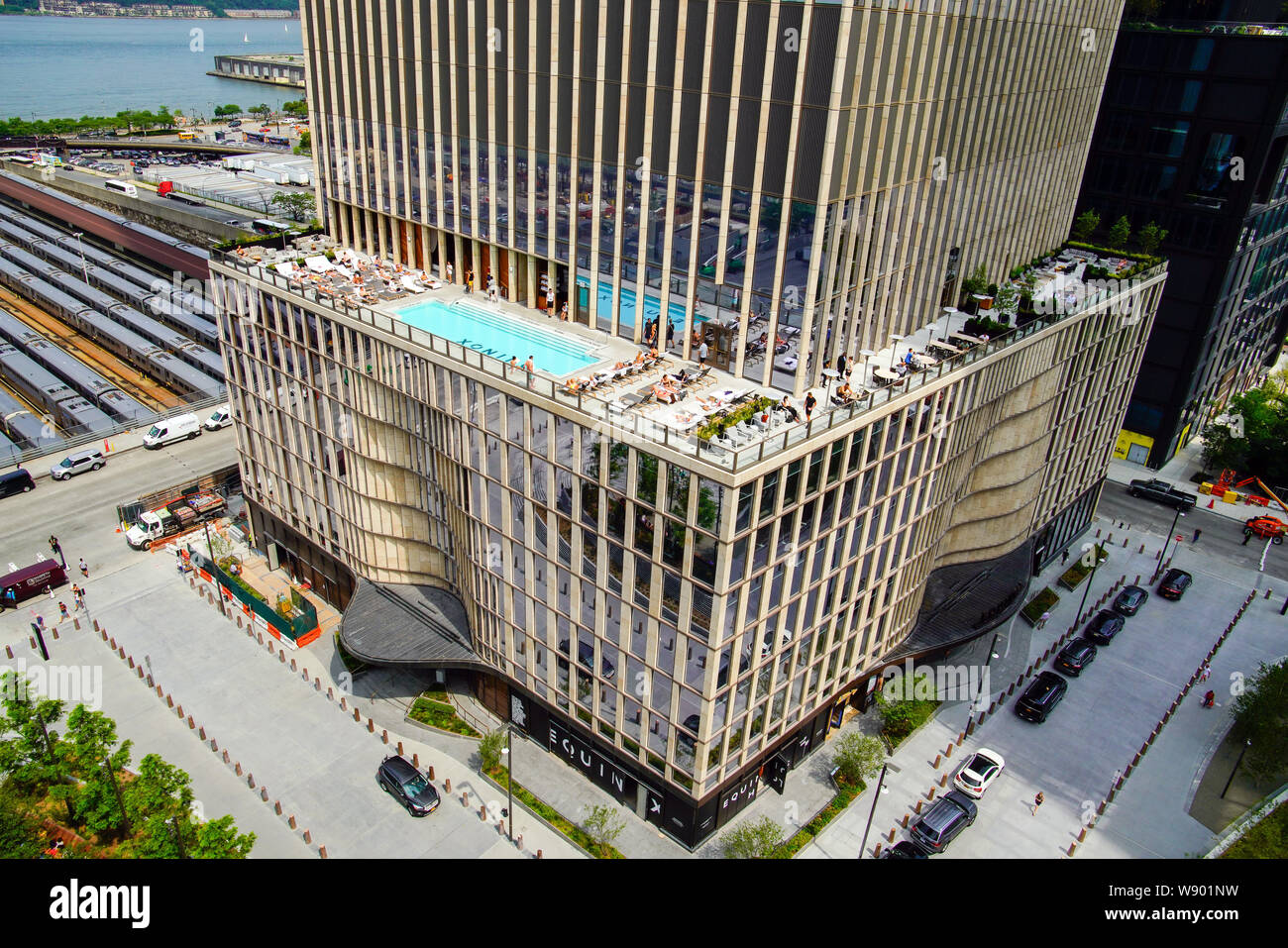 Luftaufnahme von Hudson Yards Zugdepot und Equinox Hotel vom Schiff, Hudson Yards, New York City, USA. Stockfoto