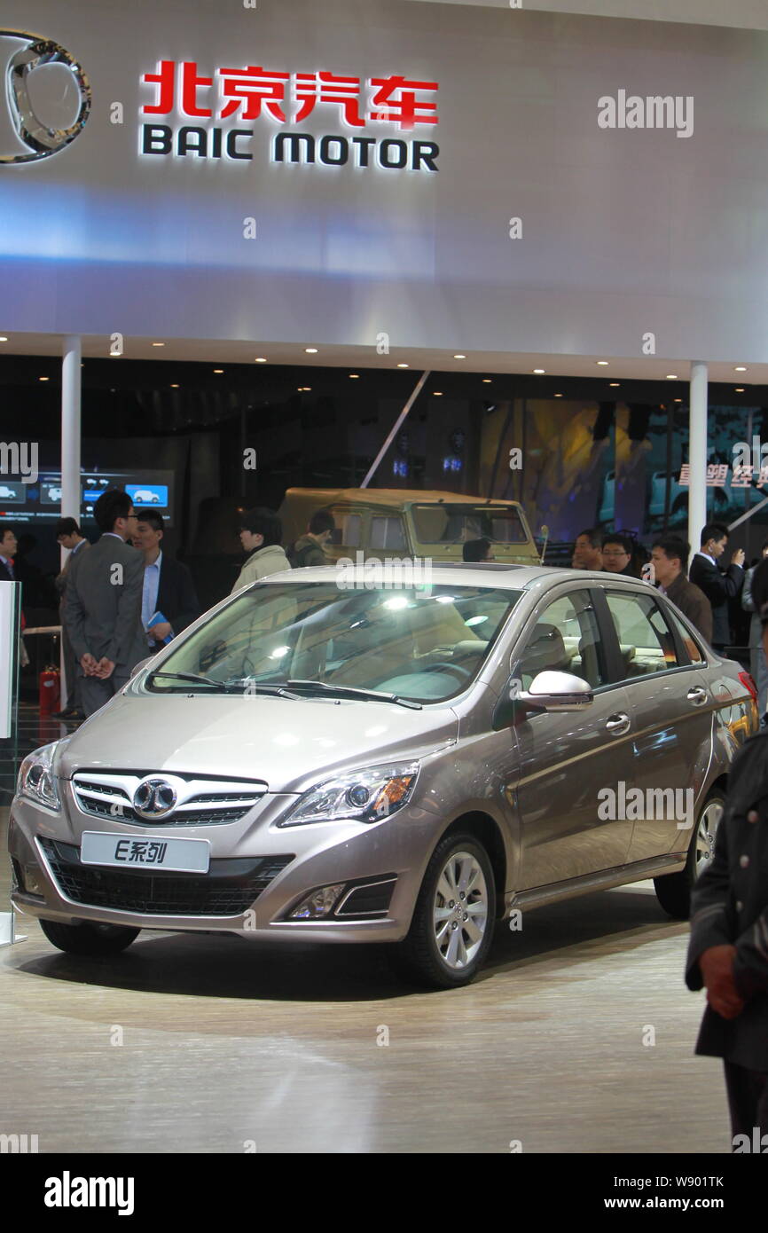 ---- Besucher vorbei ein BAIC E-Serie Auto am Stand von baic (Beijing Automotive Industry Holding Co., Ltd.) Während des 15 Shanghai Int Stockfoto