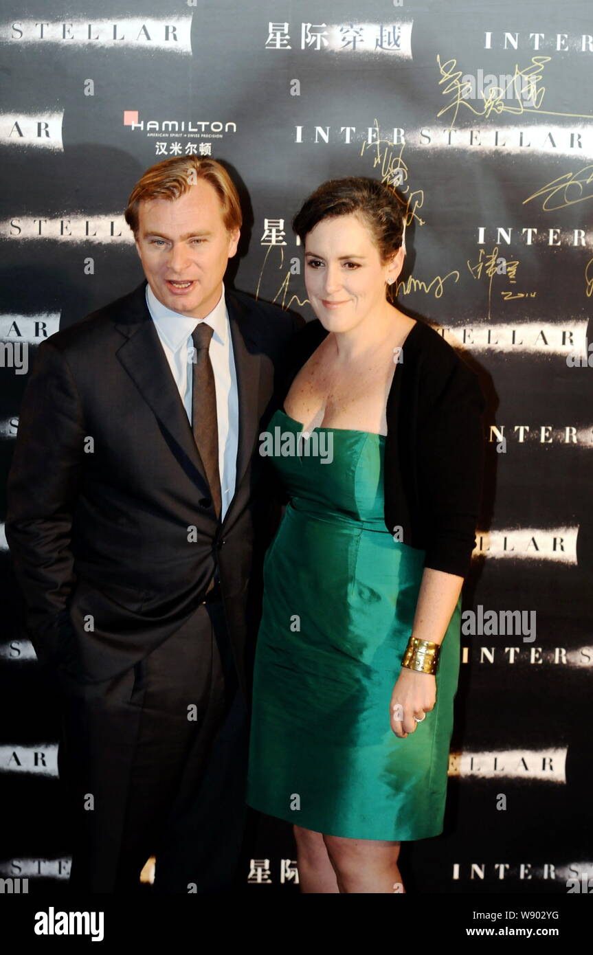 Britische Filmproduzent Emma Thommas, rechts, und ihr Mann, Regisseur Christopher Nolan posieren auf dem roten Teppich für die China Premiere ihres neuen Stockfoto