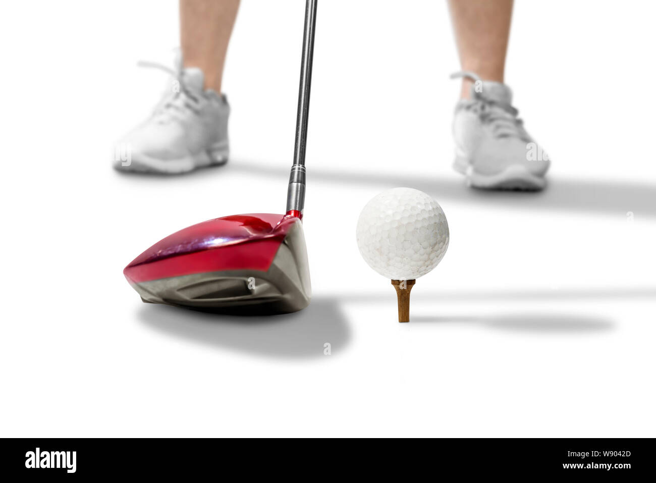 Golf Spieler mit Holz Golf Club bereit, den Ball zu schlagen, isoliert auf weißem Hintergrund Stockfoto