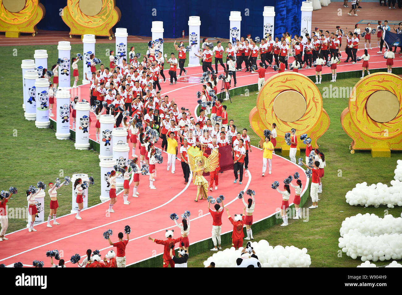 Die Delegation der Hong Kong Special Administrative Region empfängt Sie herzlich aus dem Publikum bei der Eröffnung der 18. World Police und Fire Games beginnt in Chengdu City, im Südwesten Chinas Provinz Sichuan, 8. August 2019. Stockfoto