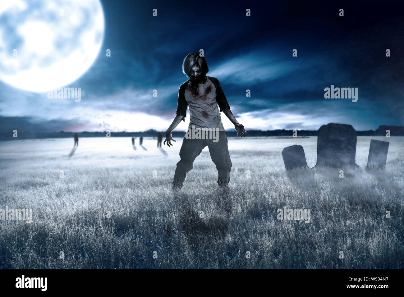 Gruselige Zombies mit Blut und Wunden an seinem Körper herumlaufen auf der Rasenfläche mit einem Grabstein und Mondschein. Halloween Konzept Stockfoto