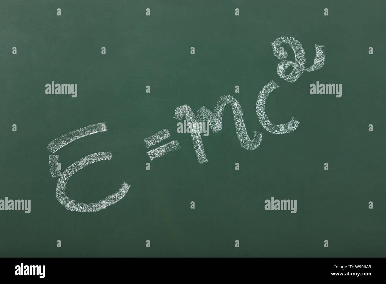 Masse-Energie-Gleichung auf Tafel im Klassenzimmer Stockfoto