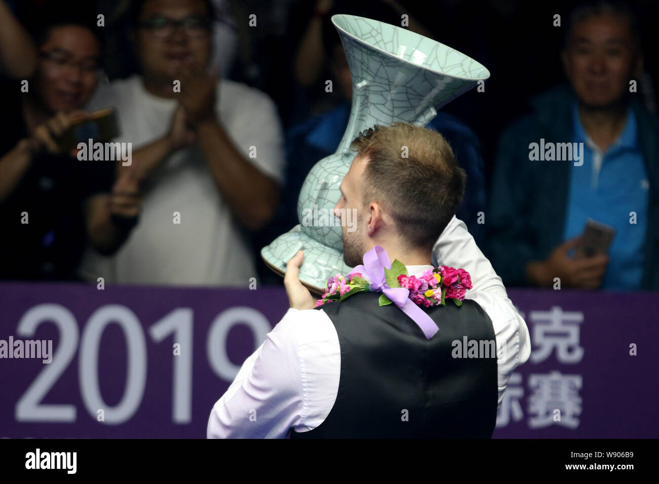 Judd Trump von England gewinnt die Meisterschaft im letzten Spiel während der 2019 World Snooker internationale Meisterschaft in Daqing Stadt, im Nordosten der chinesischen Provinz Heilongjiang, 11. August 2019. Stockfoto