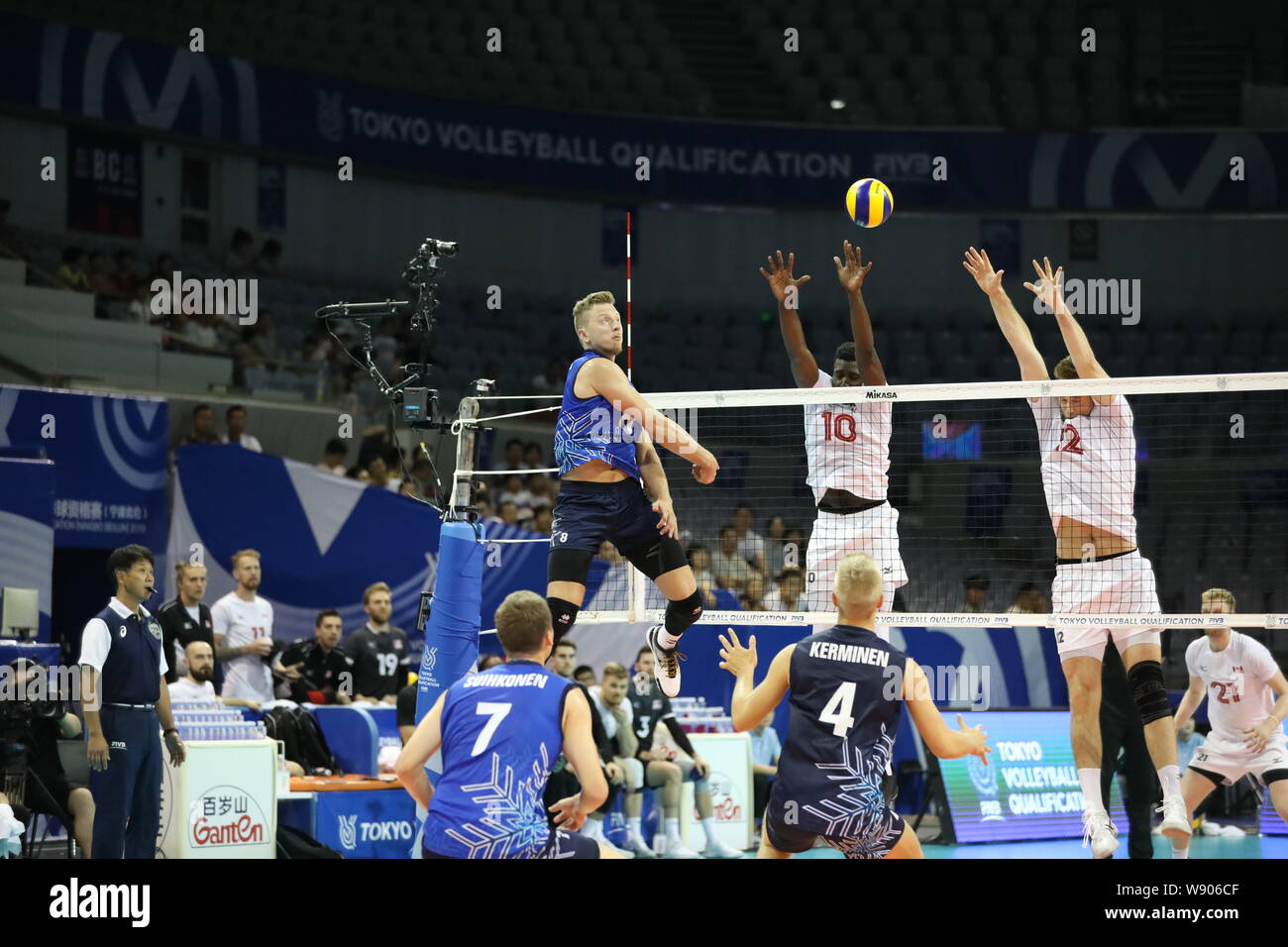 Mitglied des Nationalen Finnischen Männer volleyball Team zerschlägt die Kugel während der Tokyo 2020 Olympics volleyball Qualifikation gegen Kanada in Ningbo City, der ostchinesischen Provinz Zhejiang, 11. August 2019. Kanada gewann das Match gegen Finnland 3-0 in Tokio 2020 Olympics volleyball Qualifikation in Ningbo City, der ostchinesischen Provinz Zhejiang, 11. August 2019. Stockfoto