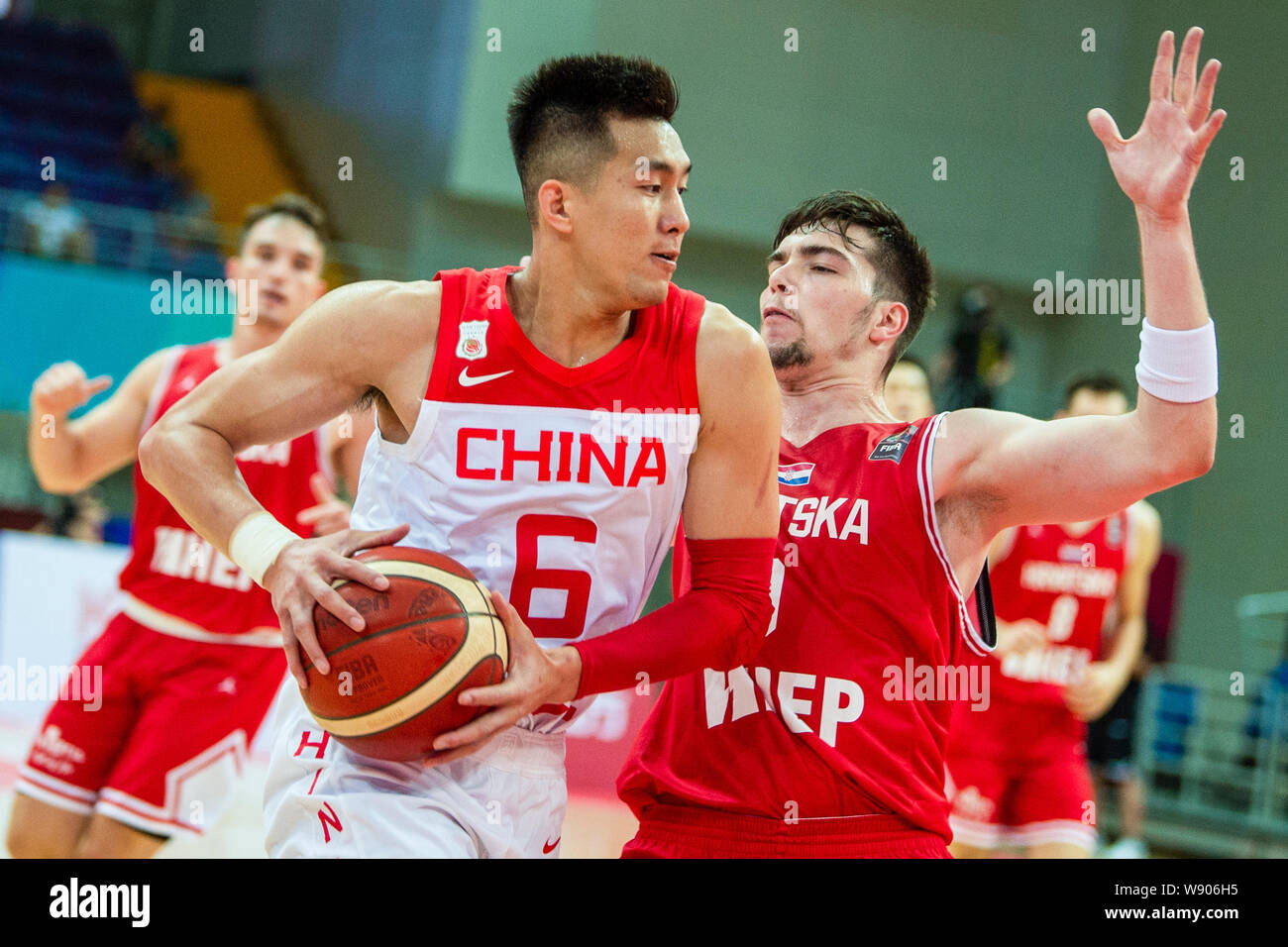 Guo Ailun, eine professionelle chinesische Basketball player, vorne links, Versuche bei 2019 Zhouzhuang Cup Kunshan Männer Internationaler Basketball Meisterschaft gegen Kroatien in Kunshan Stadt, Suzhou, Provinz Jiangsu, China, 11. August 2019 zu brechen. China gewann das Spiel gegen Kroatien mit 89-73 in 2019 Zhouzhuang Cup Kunshan Männer Internationaler Basketball Meisterschaft in Kunshan Stadt, Suzhou, Provinz Jiangsu, China, 11. August 2019. Stockfoto