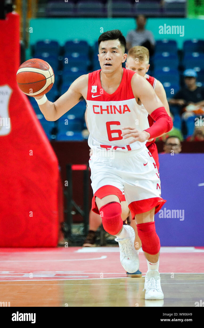 Guo Ailun, eine professionelle chinesische Basketball player, hält den Ball während 2019 Zhouzhuang Cup Kunshan Männer Internationaler Basketball Meisterschaft gegen Kroatien in Kunshan Stadt, Suzhou, Provinz Jiangsu, China, 11. August 2019. China gewann das Spiel gegen Kroatien mit 89-73 in 2019 Zhouzhuang Cup Kunshan Männer Internationaler Basketball Meisterschaft in Kunshan Stadt, Suzhou, Provinz Jiangsu, China, 11. August 2019. Stockfoto