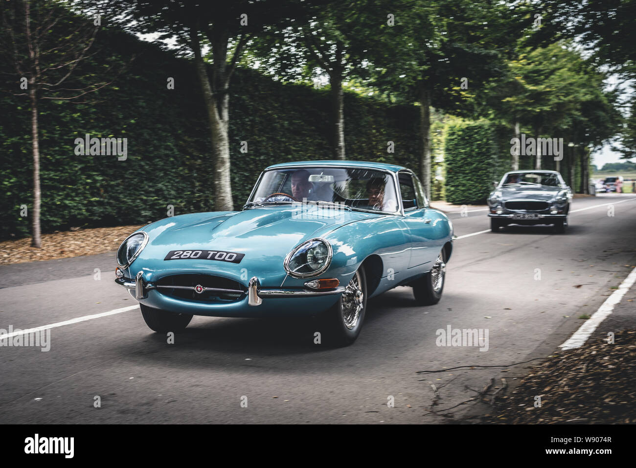 Classic Cars in Goodwood Rennstrecke Breakfast Club, in der Nähe von Chichester, West Sussex, England. Stockfoto