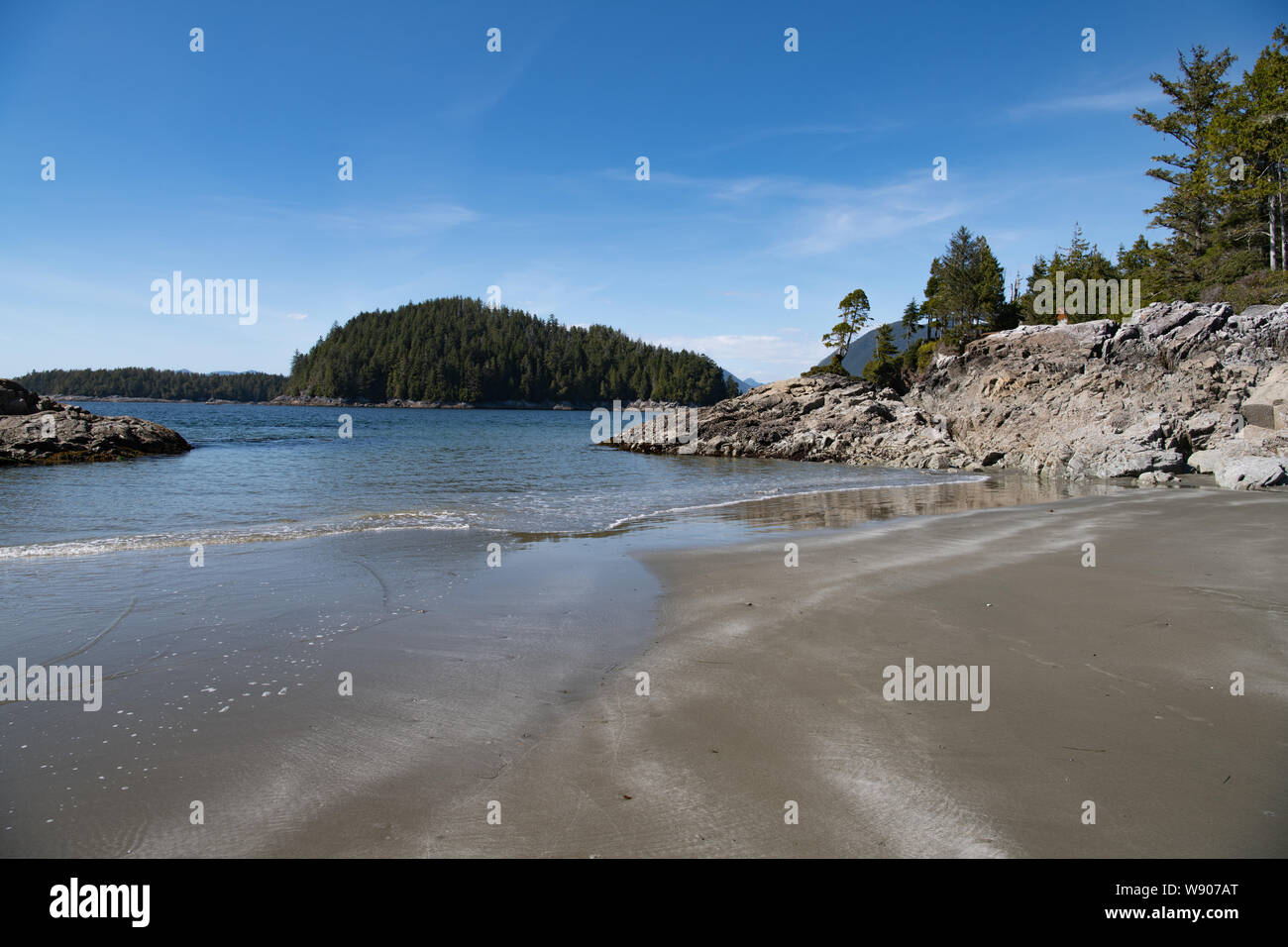 Friedliche Szene mit Blick auf einen leeren Sandstrand in Tofino, Vancouver Island, British Columbia, Kanada Stockfoto