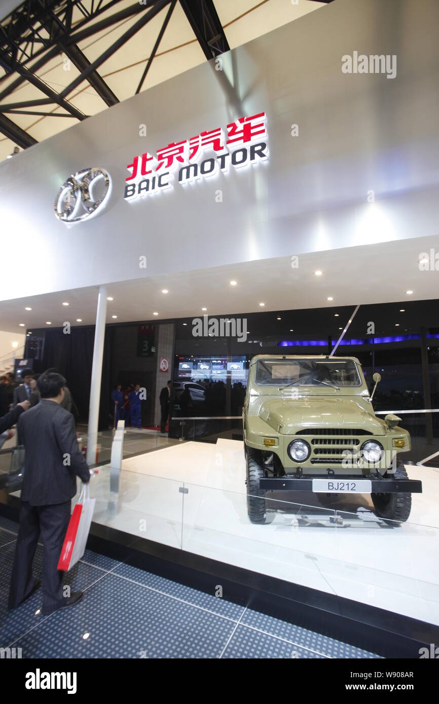 ---- Leute besuchen Sie den Stand von baic (Beijing Automotive Industry Holding Co., Ltd.) Während der 15. Internationalen Automobil Shanghai Industr Stockfoto