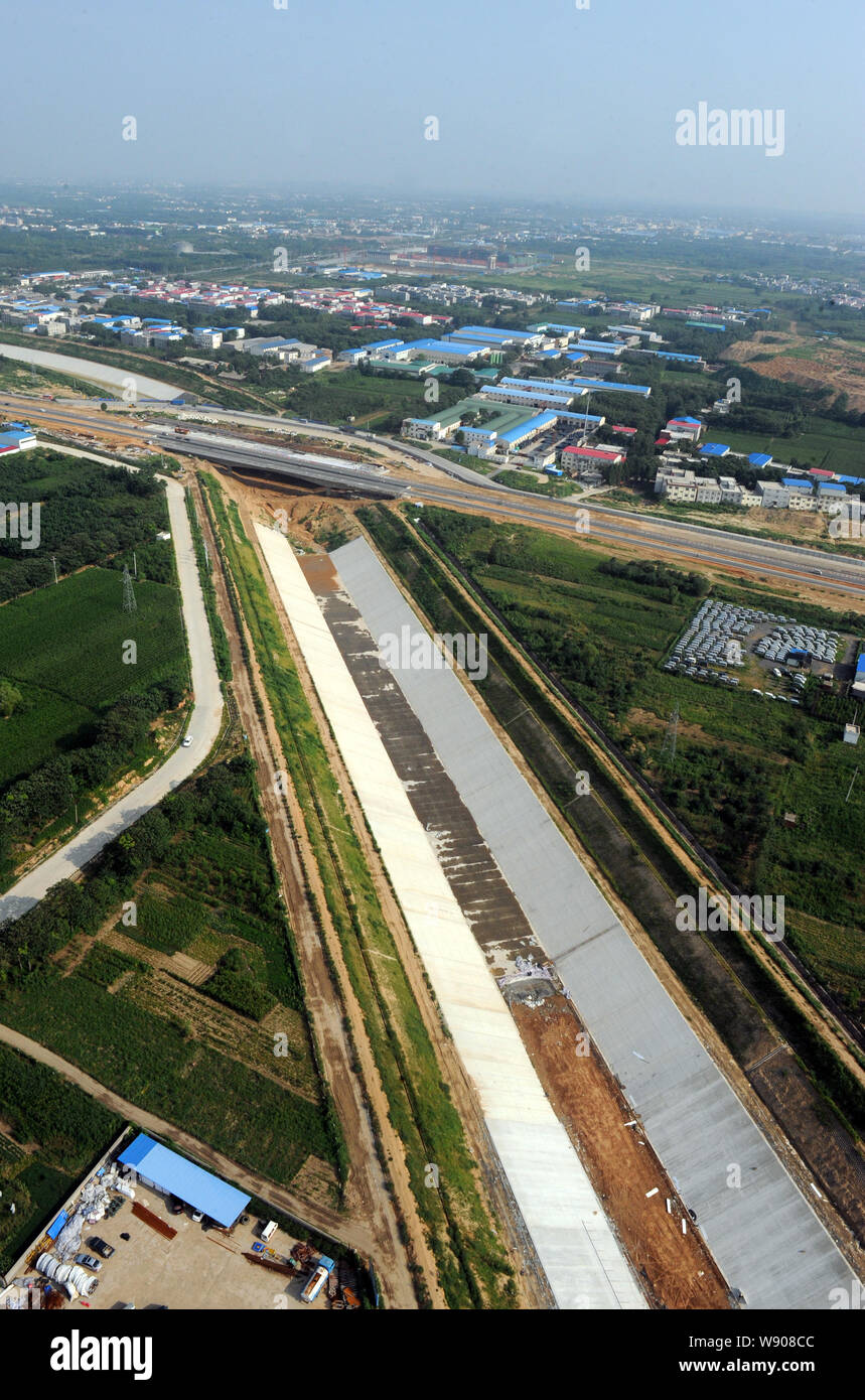 Luftaufnahme von einer fast abgeschlossenen Kanal in der Mitte der Süd-Nord Wasser Abzweigung Projekt in Zhengzhou City, Central China Henan prov Stockfoto