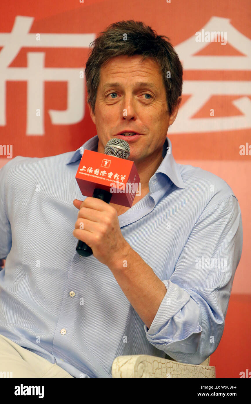 Englisch Schauspieler Hugh Grant spricht bei einer Pressekonferenz für seinen Film, der Rewrite, während des 17. Shanghai International Film Festival in Shanghai, Ch Stockfoto