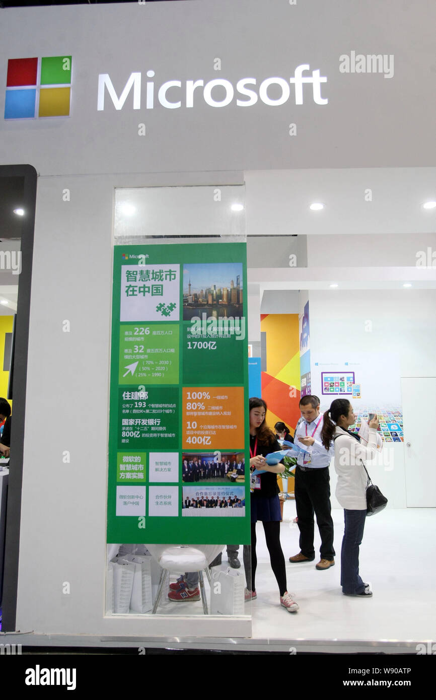---- Leute besuchen Sie den Stand von Microsoft während der 2. China (Shanghai) International Technology Messe in Shanghai, China, 27. April 2014. Microso Stockfoto