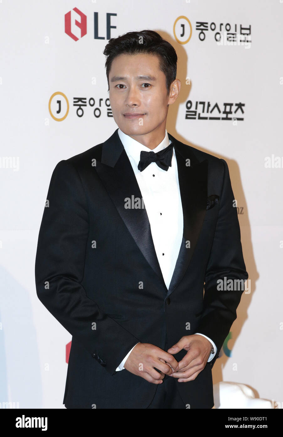 Koreanische Schauspieler Lee Byung-hun Posen auf dem roten Teppich zum 50  Baeksang Arts Awards in Seoul, Südkorea, 27. Mai 2014 Stockfotografie -  Alamy