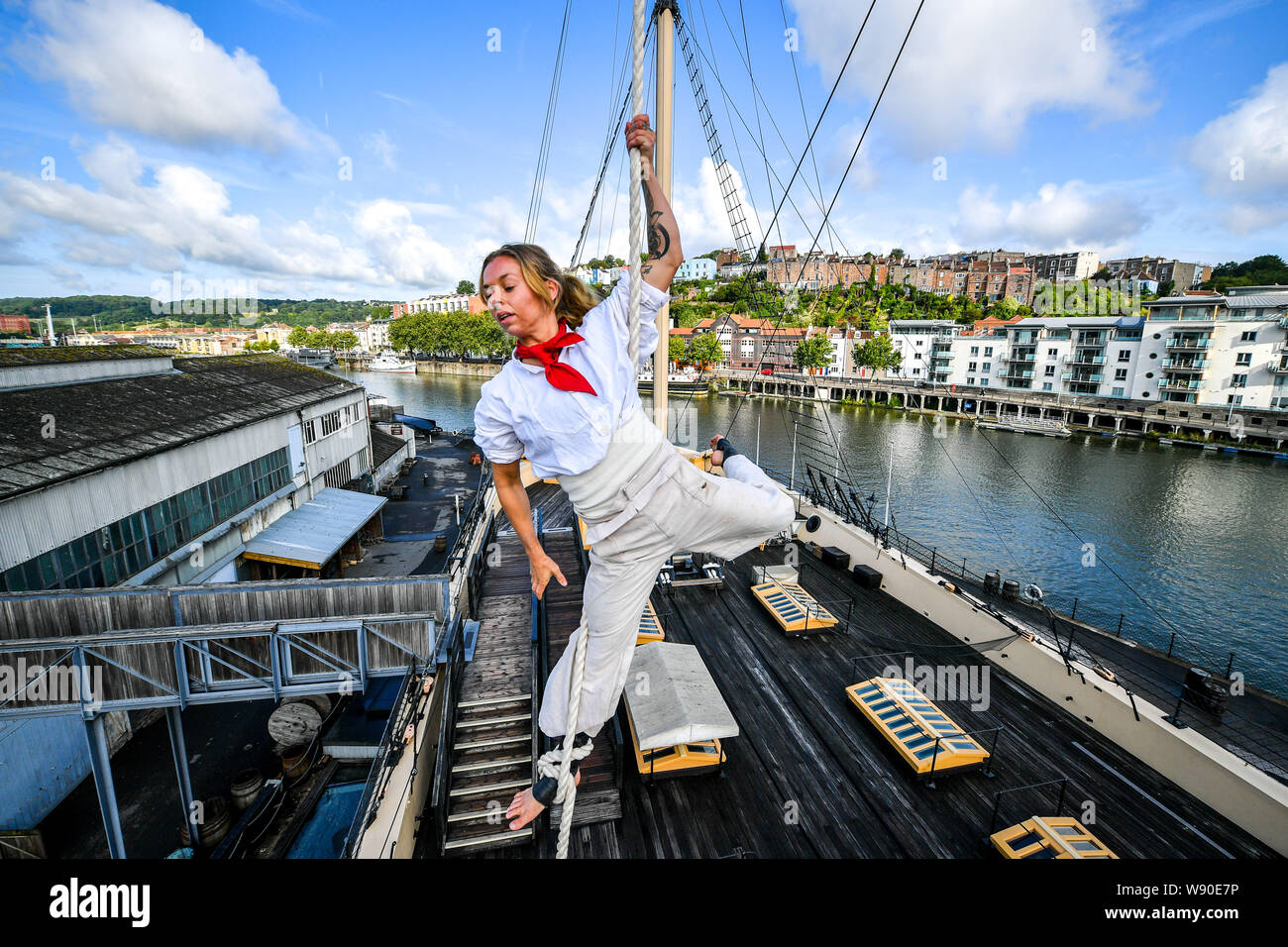 Antenne interpret Eloise Currie probt hoch in die takelage an Bord der SS Great Britain in Bristol, vor der Öffnung für die Öffentlichkeit, wo Sie und andere Darsteller selbst Schleudern aus der Takelage erzählen Geschichten von Reisen an Bord der ersten großen Ocean Liner der Welt und das erste Bügeleisen Dampfgarer 1845 den Atlantik zu überqueren. Stockfoto