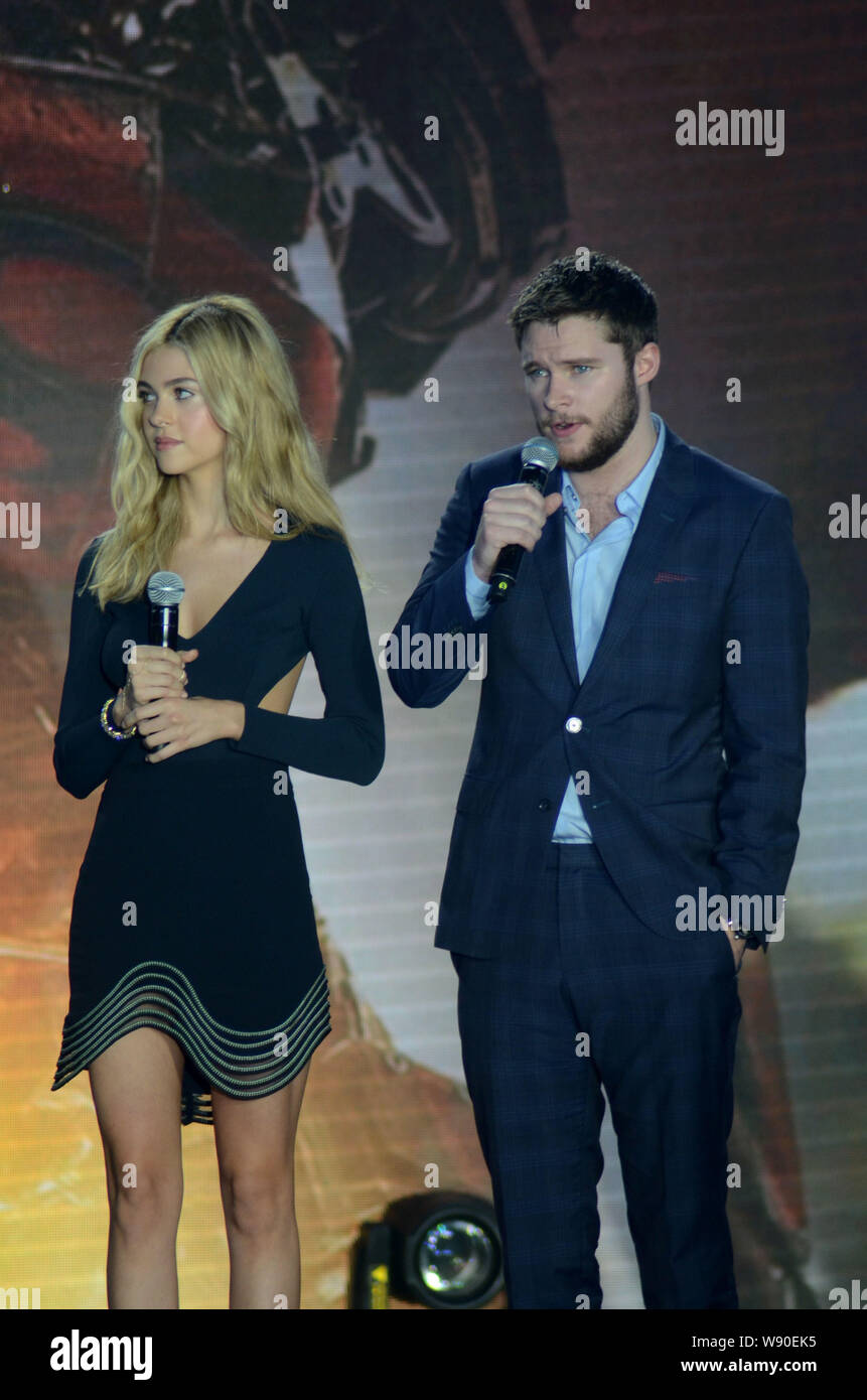 Die amerikanische Schauspielerin Nicola Peltz, Links, und Iren - amerikanische Schauspieler Jack Reynor nehmen an der Premiere für ihren Film, Transformatoren: Alter vom Aussterben bedroht, während Stockfoto