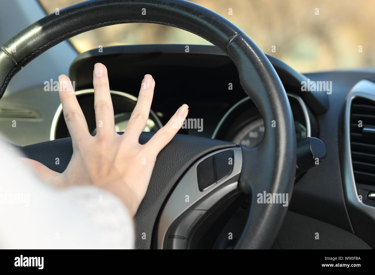 Nahaufnahme eines Autofahrers hand hupen Hupe Stockfoto
