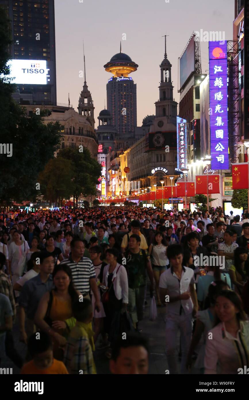 Touristen Masse die Einkaufsstraße Nanjing Road Straße auf der nationalen Tag in Shanghai, China, 1. Oktober 2014. Stockfoto