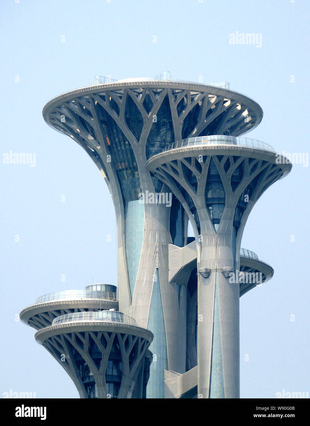 Blick auf die fünf Nagel-förmige Sightseeing towers auf dem Olympic Green in Peking, China, 19. August 2014. Ein Hochhaus sightseeing Komplexe geöffnet. Stockfoto