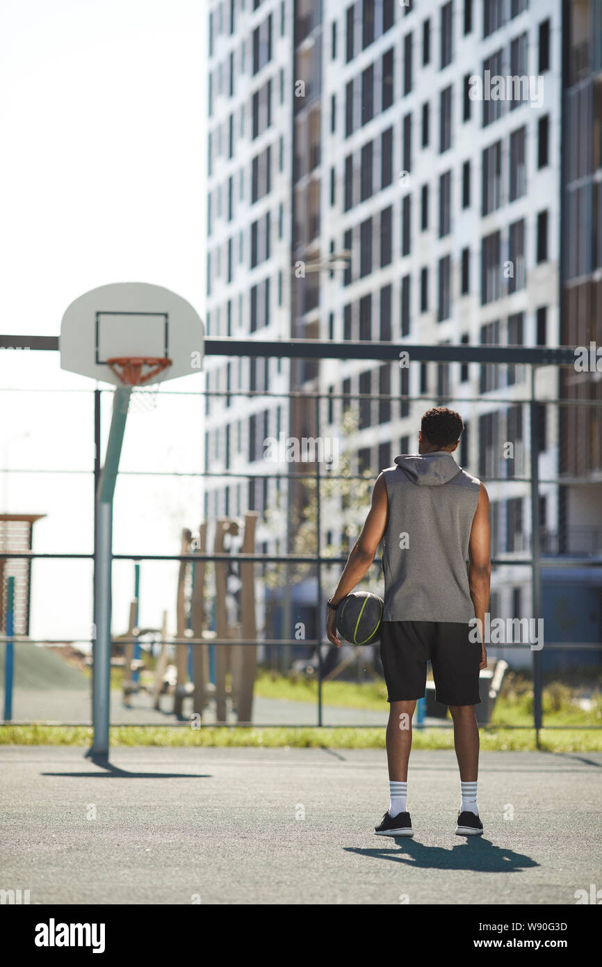 Rückansicht Portrait von Afrikanischen basketball Player steht die Hoop im Freien Gericht bereit zu üben, Platz kopieren Stockfoto